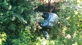 Carro capota na ponte da BRF e deixa mulher e criança feridas