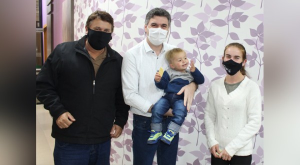 Família de guri que se perdeu em milharal visita prefeito para agradecer por apoio nas buscas