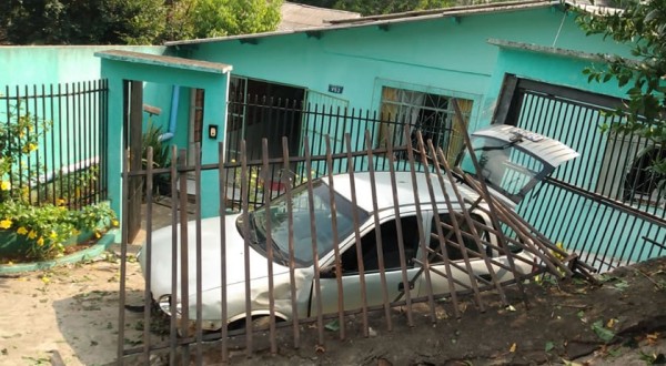 Carro invade casa em Francisco Beltrão