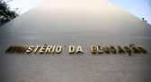 Mais de 9 mil estudantes recebem hoje Bolsa Permanência