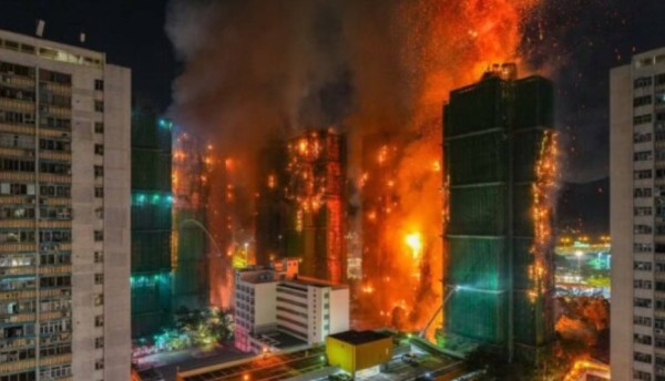 Incêndio gigante atinge complexo residencial e mobiliza mais de 700 bombeiros