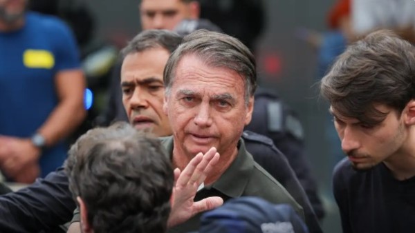 Moraes autoriza prisão domiciliar de Jair Bolsonaro por 90 dias para tratamento de saúde