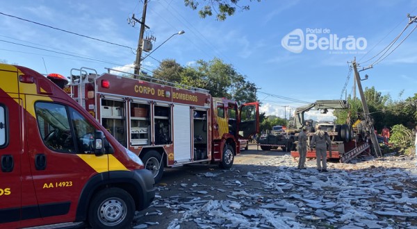 Caminhoneiro fica preso nas ferragens em grave acidente em Itapejara D’Oeste