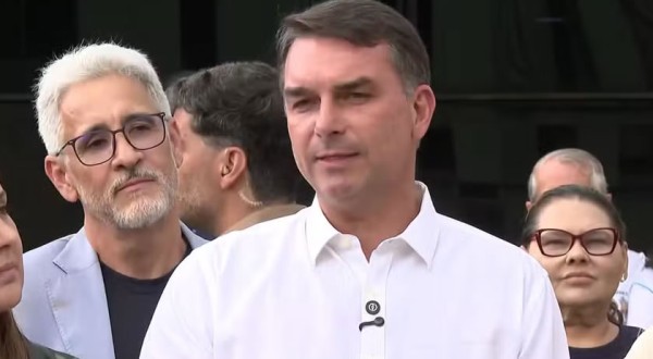 Flávio Bolsonaro faz primeira visita ao ex-presidente Jair Bolsonaro após fim de restrições do STF