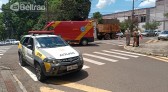 Mulher fica ferida em acidente entre carro e moto no Centro de Beltrão