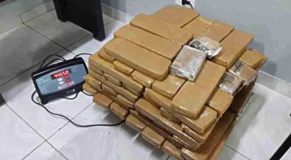 Passageira é flagrada com mais de 46 quilos de drogas durante abordagem na BR-277