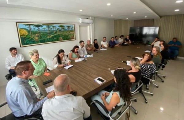 Prefeito e vice-prefeita reúnem secretariado para alinhar ações estratégicas de 2026