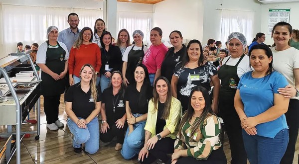 Comitiva conhece estrutura e serviços da alimentação escolar