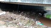 Grande quantidade de lixo no rio Lonqueador