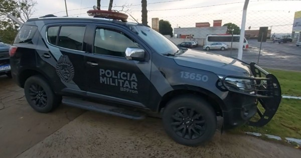 Homem é detido em Santo Antonio do Sudoeste, ele teria em seu desfavor um mandado de prisão ativo. Drogas foram encontradas com o homem