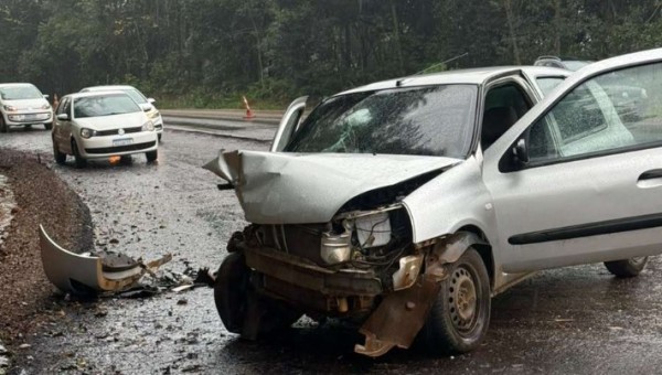 Colisão entre veículos deixa quatro pessoas feridas na PR-180