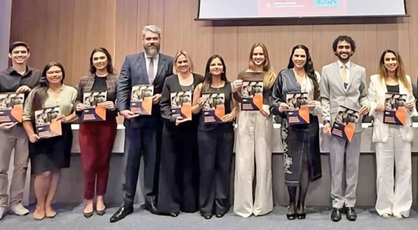 Unioeste Estudantes de direito de Francisco Beltrão prestigiam lançamento do Manual do Estagiário
