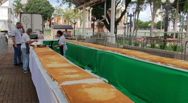 Bolo dos 70 anos de Francisco Beltrão está sendo montado no Calçadão