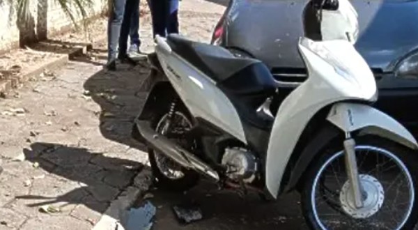 Motociclista fica ferida após colisão e motorista foge sem prestar socorro