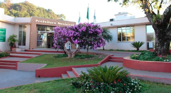 Prefeitura de Dois Vizinhos passa a atender em novo horário