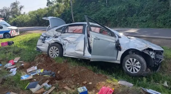 Carro capota na BR-163 e motorista sofre ferimentos leves