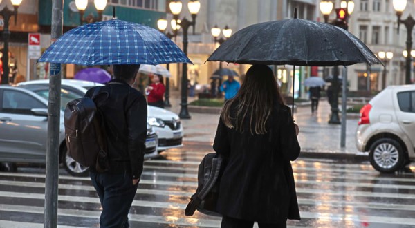 Tempestades retornam ao Paraná com chuvas mais expressivas na faixa central