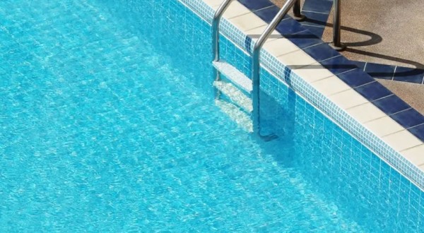 Criança de 1 ano e 3 meses morre após cair em piscina em Toledo