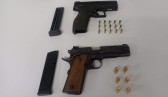 Armas de fogo são aprendidas em casa de show