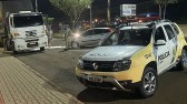 Colisão entre carro e caminhão deixa vazamento de óleo diesel na Avenida Atílio Fontana