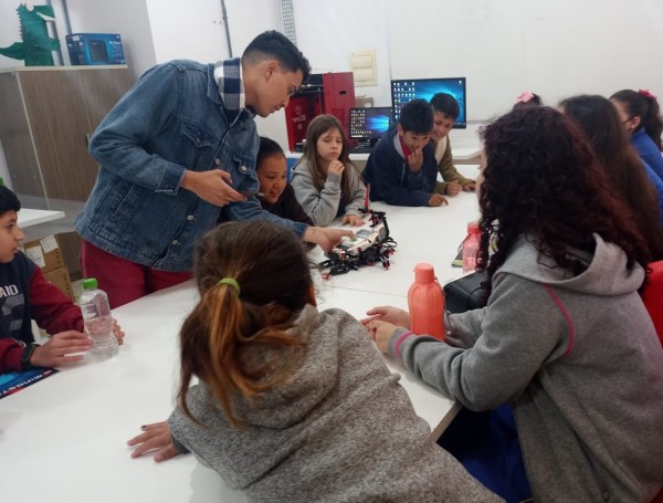 Prefeitura implanta Clube de robótica nas Escolas municipais