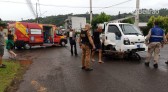 Moto para embaixo de veículo após acidente no bairro Vila Nova