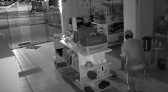 Imagens de segurança flagram ação do indivíduo no interior do estabelecimento