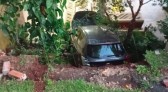 Carro sai da pista e cai em ribanceira, deixando quatro idosas feridas