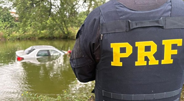 PRF apreende agrotóxicos após dupla de menores "mergulharem" com o carro num açude no Paraná