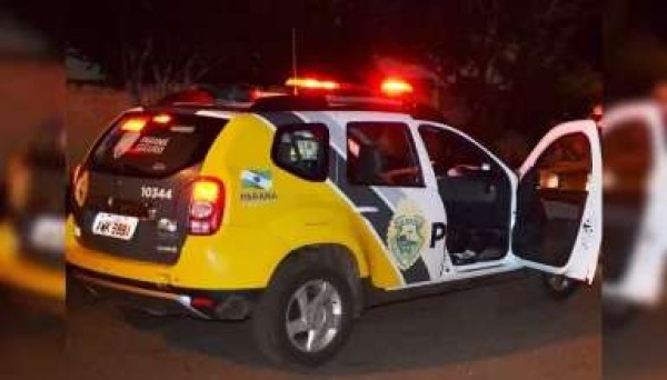 Mulher ameaça frentista com ‘comparsa armado’, leva dinheiro de posto e desaparece