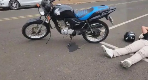 Motociclista fica ferido após colisão com carro