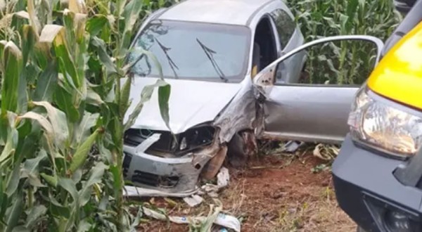 Duas pessoas ficam feridas após colisão entre três veículos na BR-280