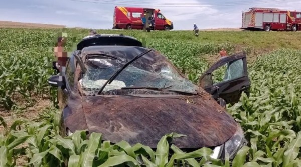 Carro capota e deixa quatro feridos em grave acidente na BR-280 