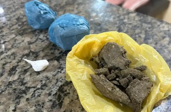 Mulher é presa por tráfico e volta ao regime fechado