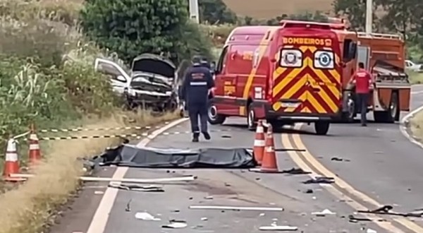 Homem morre e mulher fica gravemente ferida em colisão entre dois caminhões e uma caminhonete