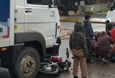Colisão entre moto e caminhão deixa uma pessoa ferida