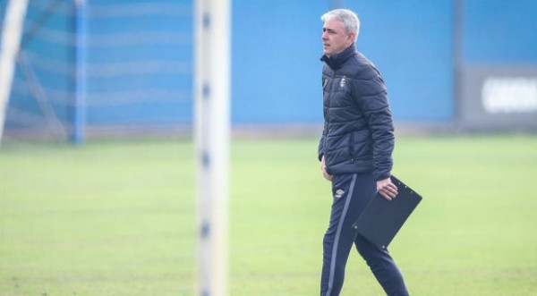 Recuperado da Covid-19, Tiago Nunes volta aos trabalhos no Grêmio