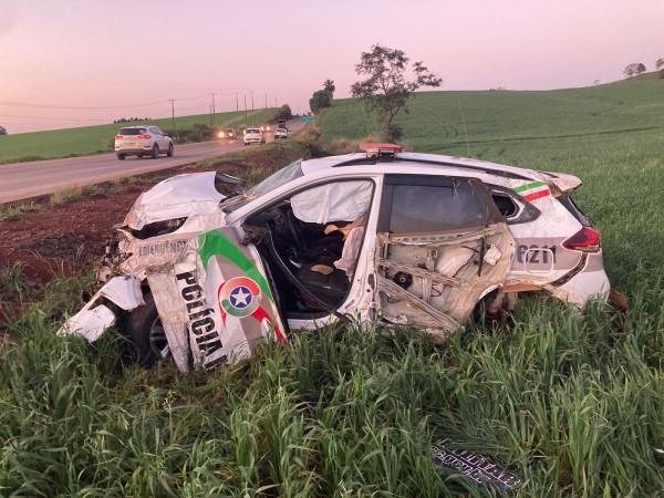 Homem tenta matar mulher e ao fugir bate em viatura da Polícia Militar