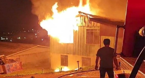 Casa de madeira é consumida pelas chamas