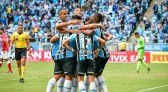 Grêmio vence CRB e assume liderança do Brasileirão