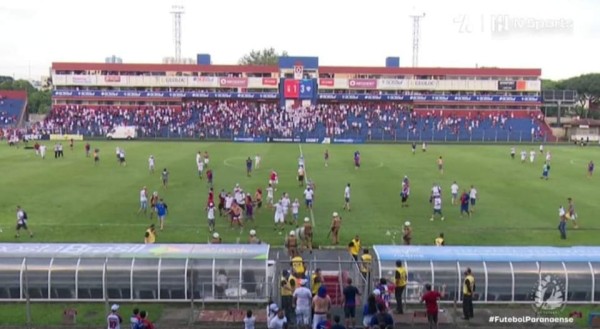 União vence e torcedores do Paraná Clube invadem gramado