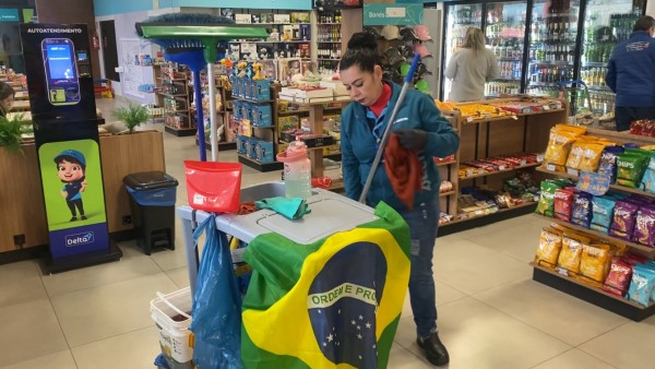 Em Francisco Beltrão, zeladora encontra cheque de R$36 mil e devolve para o dono