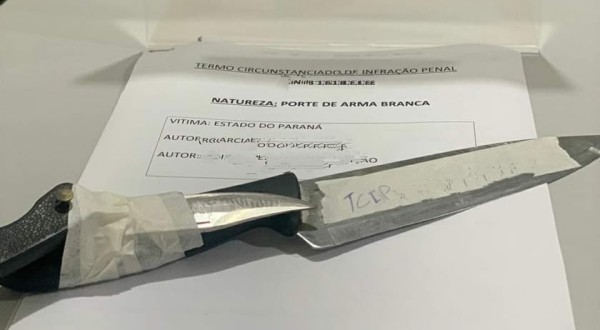 Dois homens foram conduzidos a delegacia por porte de arma branca
