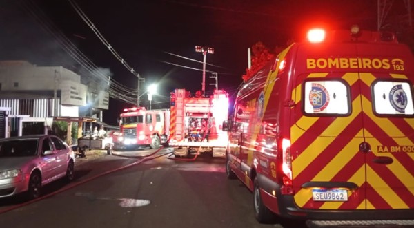 Incêndio de grandes proporções atinge empresa e residência