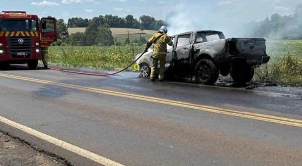 Caminhonete é consumida pelo fogo na BR-158 entre Pato Branco e Coronel Vivida