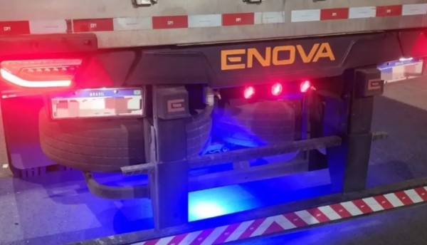 Fitas de LED no chassi de caminhões podem gerar multa e retenção do veículo