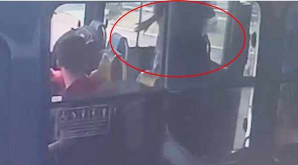 Mulher bate em criança especial dentro de ônibus escolar