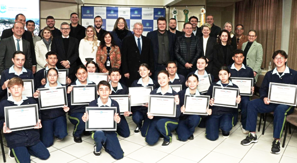 Presidente do TRE empossa Parlamento Jovem