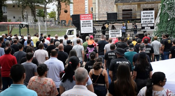 Policiais Militares realizam mobilização na Praça Central de Beltrão