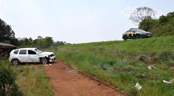 Família sai praticamente ilesa de capotamento, em Marmeleiro